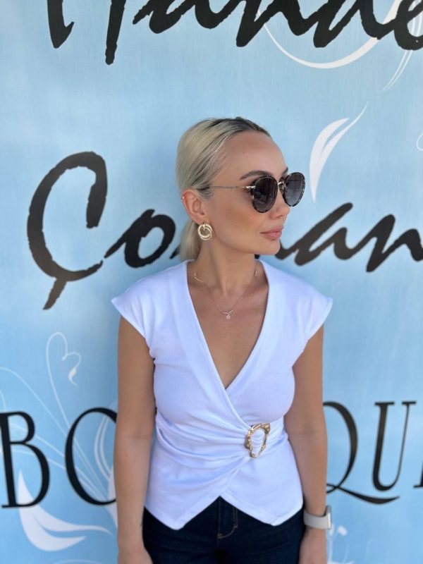 Beyaz Gold Toka Detaylı Bluz